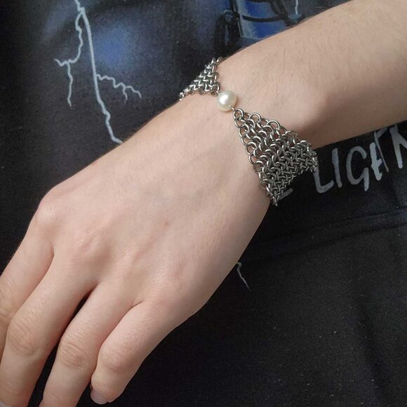 Dainty classic medieval silver chainmail bracelet with a real pearl - Picture 6 of 9